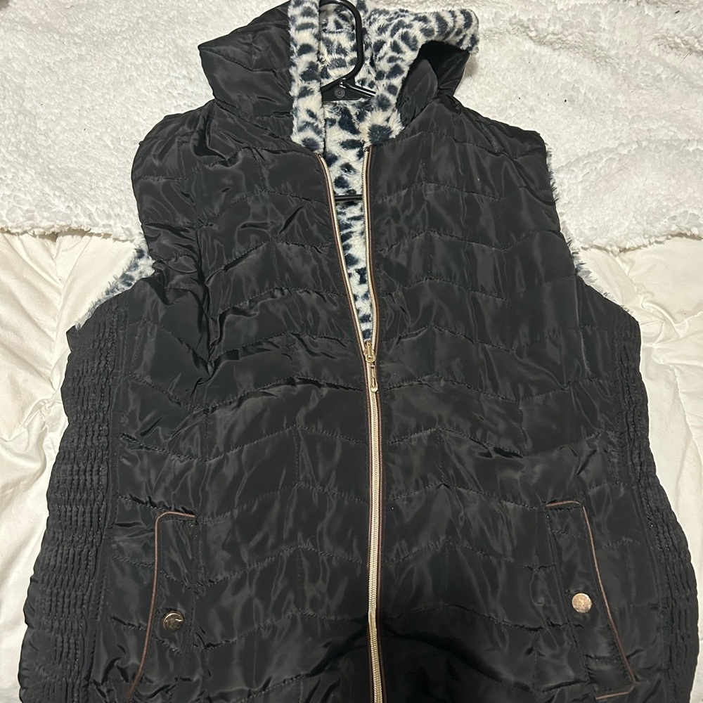 Vest with leopard print fuzzy interior